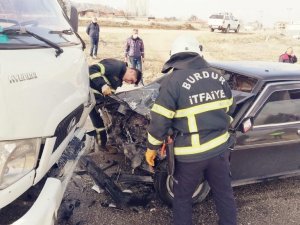 Burdur’da Kamyonet İle Otomobil Kafa Kafaya Çarpıştı: 1 Ağır,3 Yaralı