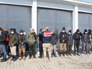 ‘Dur’ İhtarına Uymayan İki Minibüste 107 Düzensiz Göçmen Yakalandı