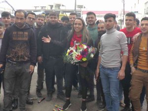 Brezilyalı Kadın Futbolcu Davul, Zurna Ve Meşalelerle Karşılandı