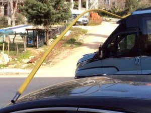 Kamyonetten Sarkan Boru, Dolmuşa Saplandı