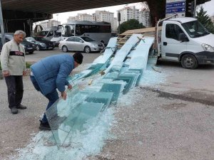 115 Bin Liralık Duşakabin Camı Araçtan Yola Savrulup Kırılınca Üzüntüsünden Ağladı