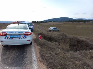 Yoldan Çıkan Araçtaki 3 Kişi Yaralandı