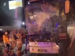 Bursa’da Otobüs Tıra Arkadan Çarptı, Çok Sayıda Yaralı Var
