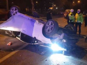 Bursa’da Uygulamadan Kaçan Otomobil İle Servis Aracı İle Çarpıştı: 3 Yaralı