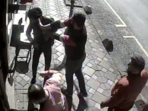 Zeytinburnu’nda Öldüresiye Dayak Kamerada