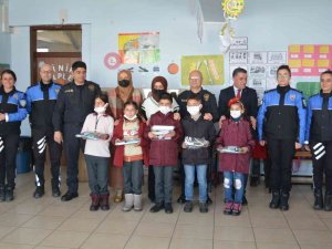 Hakkari Polisi Köy Okulu Öğrencilerini Sevindirdi