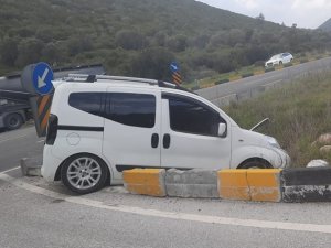 Kontrolden Çıkan Otomobil Refüje Çıktı