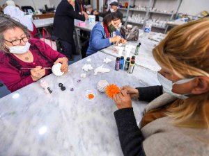 Yaşlılar, Büyükşehir Belediyesinin El Sanatları Atölyesinde Üretiyor