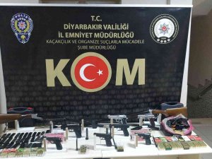 Diyarbakır’da 25 Adrese Eş Zamanlı Operasyonda Çok Sayıda Silah Ele Geçirildi: 18 Gözaltı