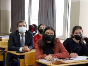 Rektör Liseyi Ziyaret Etti, Öğrencilerle Birlikte Ders Dinledi