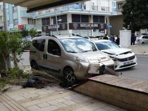 Çöp Kutusu Ve Bank Kaza Yapan Aracın İş Yerine Girmesini Engelledi