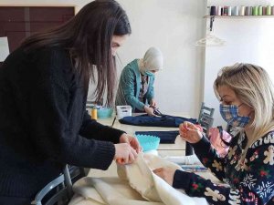 Kadınlar Hem Öğreniyor Hem De Para Kazanıyor