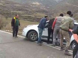 Siirt’te Yol Kenarında Asılı Kalan Araç Kurtarıldı