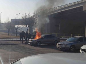 Seyir Halindeki Otomobilin Motor Kısmı Alev Alev Yandı