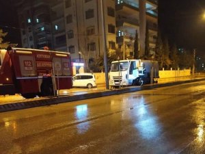 Çöp Kamyonundan Yükselen Dumanlar Korkuttu