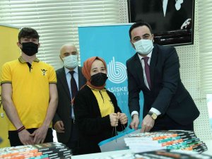 Üniversite Sınavına Hazırlanan Öğrencilere Soru Bankası Seti Hediye Edildi