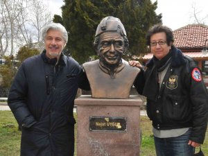 Uygur Kardeşler Akşehir’de Babalarının Büstünü Görünce Duygulu Anlar Yaşadı