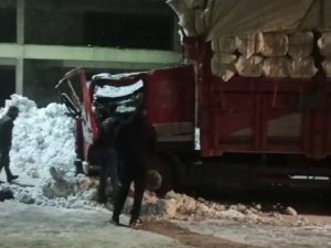 Çatıdan Düşen Kar Kütlesi Kamyona Hasar Verdi