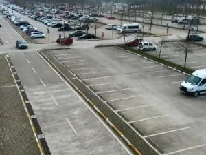 Otoparkta Kazaya Karışan Otomobilin Takla Atma Anı Kamerada