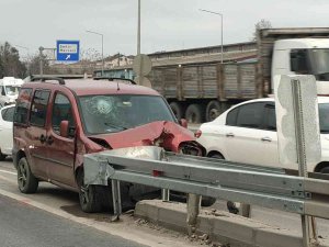 Hafif Ticari Araç D-100’de Bariyere Çarptı: 1 Yaralı