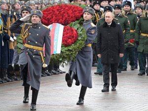 Putin “Vatan Savunucuları Günü” Nedeniyle Meçhul Asker Anıtı’na Çelenk Bıraktı