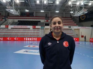 Milli Hentbolcu Beyza Karaçam, İ̇sveç’e Transfer Oldu