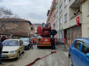 Apartmanın Çatı Katı Alevlere Teslim Oldu
