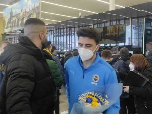 Fenerbahçe Prag’da Çiçeklerle Karşılandı