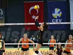 Vakıfbank Erteleme Maçında Set Vermedi