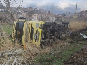Gölbaşı’nda Hurda Yüklü Tır Devrildi