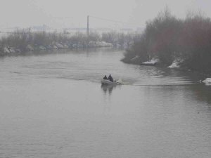 Karasu Nehri’ne Düşen Genç Kızı Arama Çalışmalarına Ara Verildi