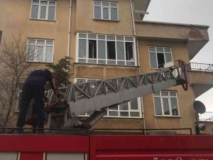Bacadan Çıkan Yangın Evi Yaktı