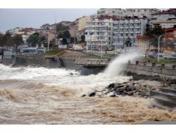 Karadeniz’de Fırtına Hakim