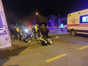 Motosiklete Çarpıp Kaçtı: 2 Yaralı