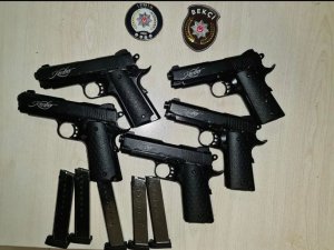 Bekçilerden Kaçan Şüphelinin Üstünden 5 Tane Tabanca Çıktı