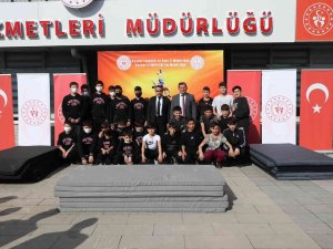 ’Minder Bizden Pehlivan Sizden’ Projesi Kapsamında Okullara Minder Verildi