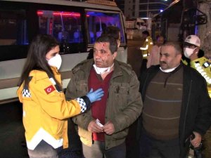 Maltepe’de İ̇ett Otobüsü Yolcu Bekleyen Minibüse Çarptı: 5 Yaralı