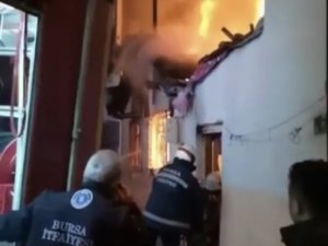 Bursa’da Ahşap Bina Alev Alev Yandı