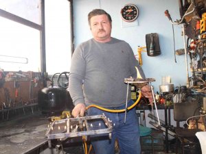 Ordulu Motor Tamircisi, Bir Çay Bardağı Benzinle 5 Saat Yanan Gaz Üretti