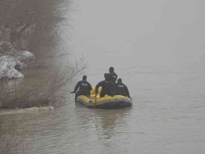 Karasu Nehri’ne Düşen Yağmur İçin Arama Çalışması Devam Ediyor