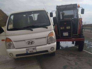 Aynı Yöne Giden Traktör İle Ticari Araç Çarpıştı; 1 Yaralı