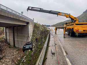 Kontrolden Çıkan Otomobil Dereye Uçtu; 1 Yaralı