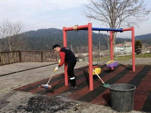Çocuk Parkında Yakılan Ateş Tepkilere Neden Oldu