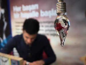 Ekmeğini Pirinç Tanelerinden Kazanıyor