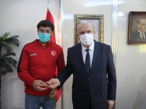 Dünya Şampiyonu Altınla Ödüllendirildi