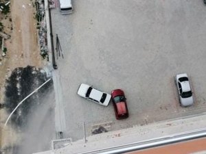 Kendini Aldattığını Düşündüğü Karısını Bıçakladı