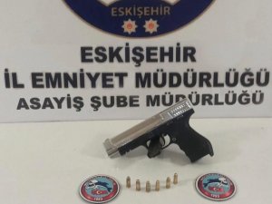 Polisten Kaçmaya Çalışan Şüphelinin Üzerinden Ruhsatsız Tabanca Çıktı