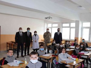Kaymakam Çelik Okullarda İncelemelerde Bulundu