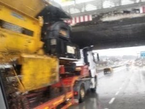 Yüksekliği Hesaplayamayınca Beton Üst Geçide Çarptı