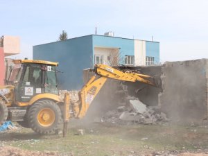 Kızıltepe’de Metruk Binaların Yıkımı Sürüyor